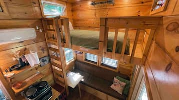 Desk, iron/ironing board, WiFi, bed sheets