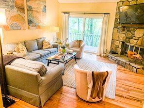 Smart TV, fireplace, DVD player, books - Lakefront cabin in mountains, 1 mi away from skiing/tubing! (Sapphire)