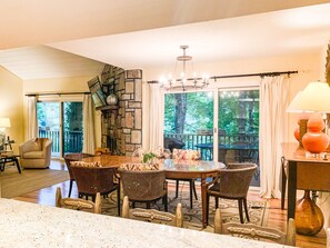 Interior - Lakefront cabin in mountains, 1 mi away from skiing/tubing! (Sapphire)