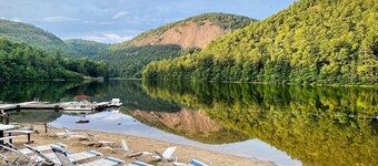 Lakefront cabin in mountains, 1 mi away from skiing/tubing!