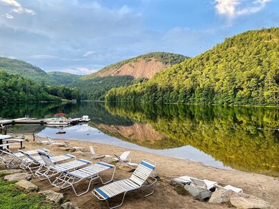 Lakefront cabin in mountains, 1 mi away from skiing/tubing!