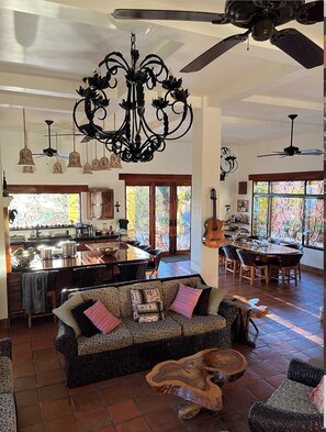 Smart-TV, DVD-Player, Bücher, Videothek