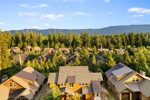 Stylish Suncadia Home Hot Tub Walkable EV Charger