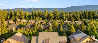 Stylish Suncadia Home Hot Tub Walkable EV Charger