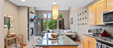 Réfrigérateur, micro-ondes, four, plaque de cuisson