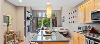 Stylish Suncadia Home Hot Tub Walkable EV Charger