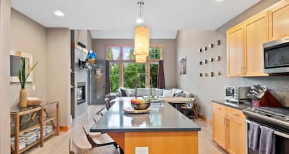 Stylish Suncadia Home Hot Tub Walkable EV Charger