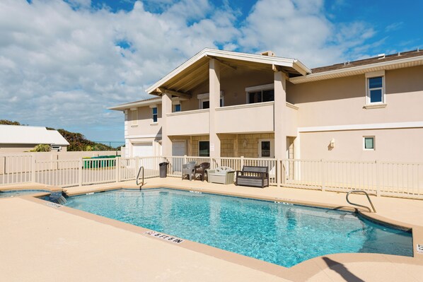 Piscine extérieure, piscine chauffée, parasols, chaises longues