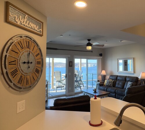 Amazing view!! Convenient location, Beautiful 3BR, Lakefront Condo with 2 Pools