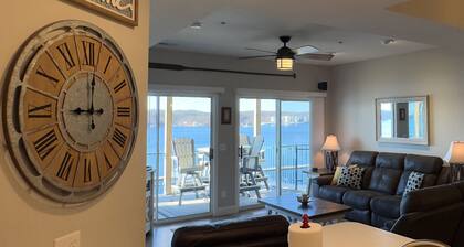 Mahtava näköala! Kätevä sijainti, kaunis, 3BR, Lakefront Condo 2 altaalla