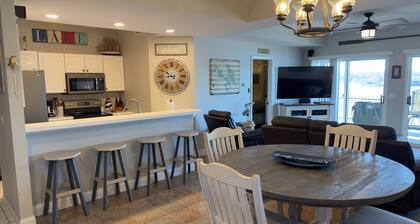 Amazing view!! Convenient location, Beautiful 3BR, Lakefront Condo with 2 Pools