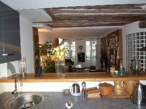 Frigorífico, horno, placa de cocina y lavavajillas