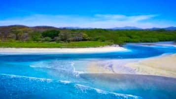 Na praia, espreguiçadeiras, toalhas de praia