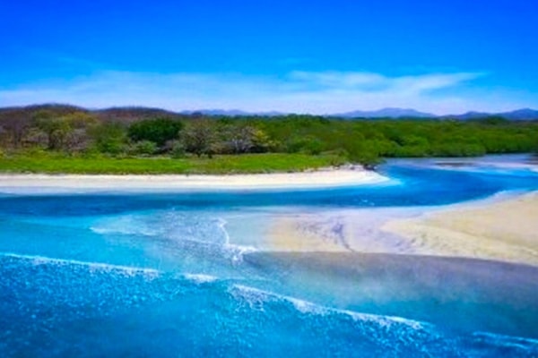 En la playa, sillas reclinables de playa, toallas de playa