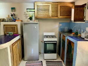 Refrigerador, horno, parrilla de estufa y cafetera y tetera 