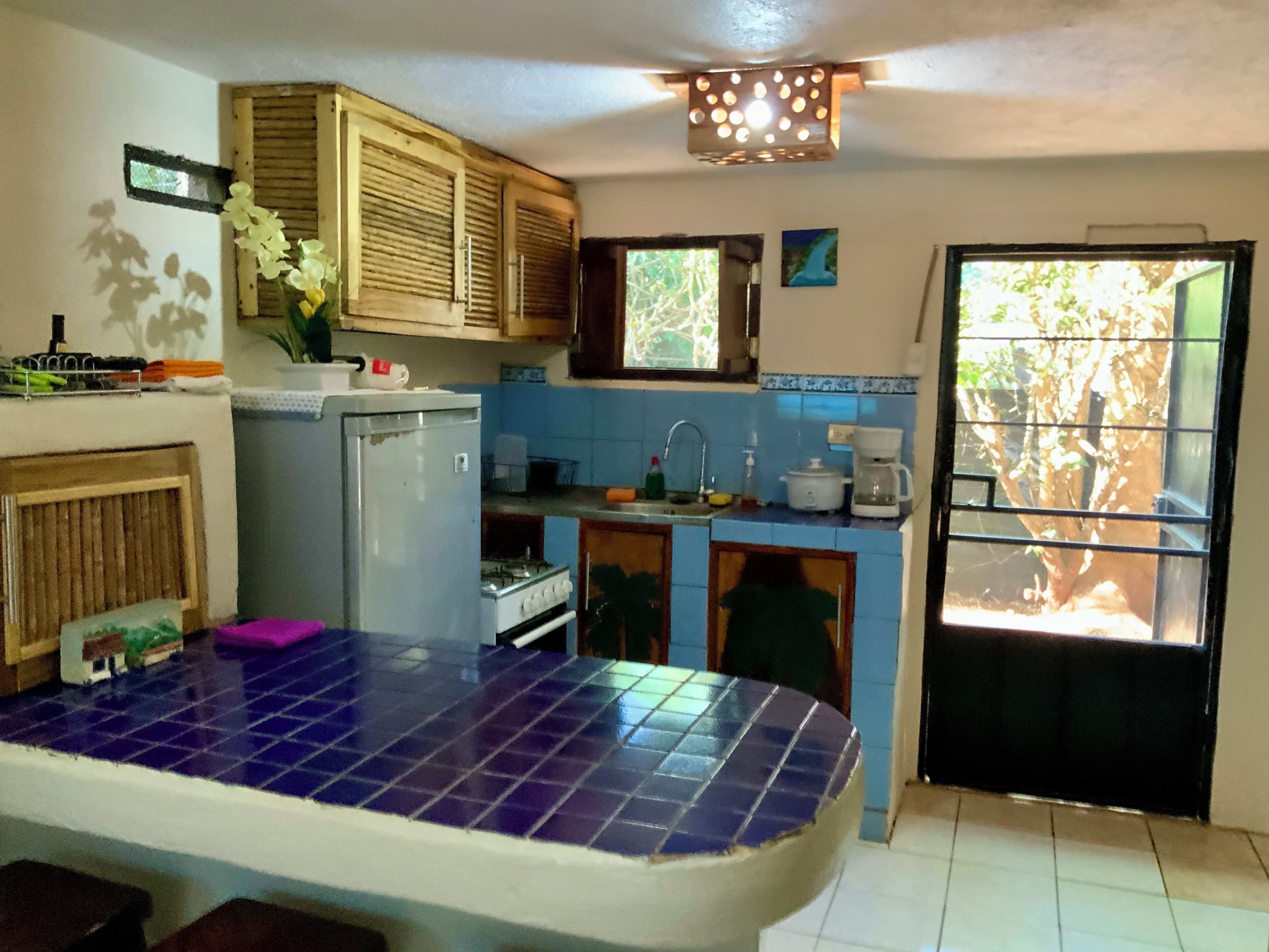 Kühlschrank, Ofen, Herdplatte, Wasserkocher mit Kaffee-/Teezubehör