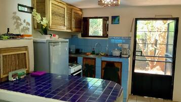 Kühlschrank, Ofen, Herdplatte, Wasserkocher mit Kaffee-/Teezubehör