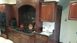 冰箱、微波炉、烤箱、炉灶
