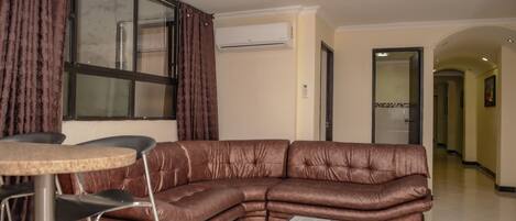 Televisie, een dvd-speler en een stereo