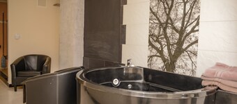 3 Bedroom Hot Tub Apt 3 Blocks From Park Lleras.  Guests no charge