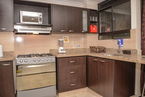 KĂŒhlschrank, Mikrowelle, Ofen, Herdplatte