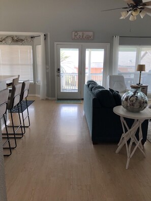 TV connectée, cheminée, lecteur de DVD, livres