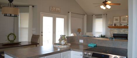 Frigorífico, microondas, horno y placa de cocina