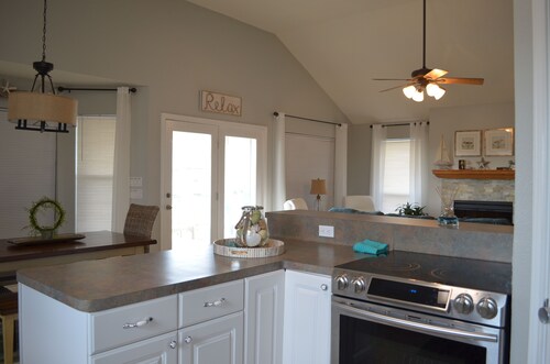 Kaunis kodikas rannatalo, 3 makuuhuonetta, 2 kylpyhuonetta, joista on upeat näkymät lahdelle!