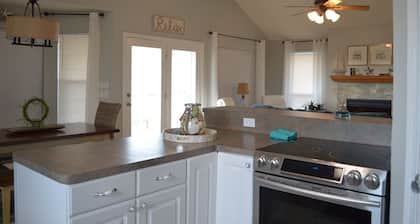 Kaunis kodikas rannatalo, 3 makuuhuonetta, 2 kylpyhuonetta, joista on upeat näkymät lahdelle!