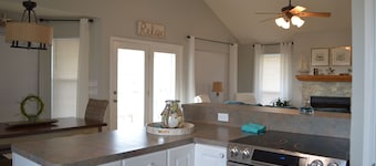 Smukt hyggeligt strandhus, 3 soveværelser, 2 badeværelser med fantastisk udsigt over bugten!