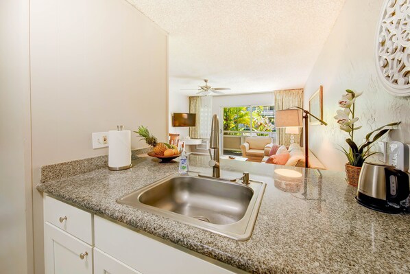 Interior - Last Minute Special One Bed One Bath, free parking, free wifi and full kitchen (Kapaa)