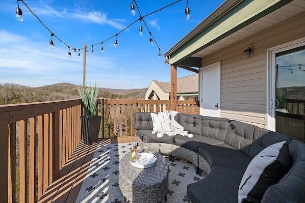 Property grounds - Stylish Condo w/ Pool & Lake Views (Indian Point)