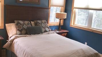 2 bedrooms, desk, iron/ironing board, internet