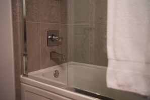 Combined shower/bathtub, hair dryer, towels, soap - 3 bedroom, 3.5 bath Kitsilano Custom Build  -  sleeps 6+ (Vancouver)