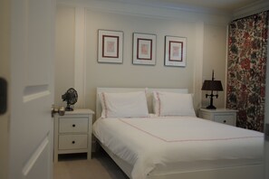 3 bedrooms, iron/ironing board, travel crib, WiFi - 3 bedroom, 3.5 bath Kitsilano Custom Build  -  sleeps 6+ (Vancouver)