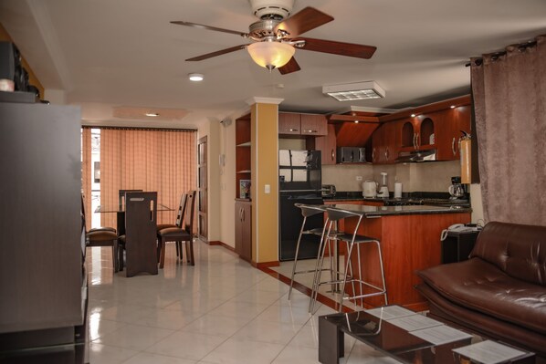 Una televisión, un reproductor de DVD, libros, un reproductor estéreo