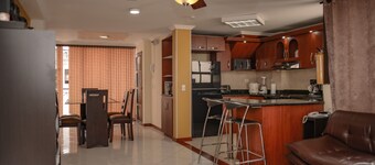 3 Bedroom 3 Blocks From Lleras With Hot Tub