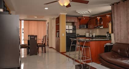 3 Bedroom 3 Blocks From Lleras With Hot Tub