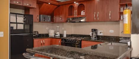 Refrigerador, microondas, horno y parrilla de estufa
