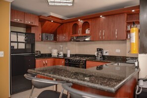 Frigorífico, microondas, horno y placa de cocina