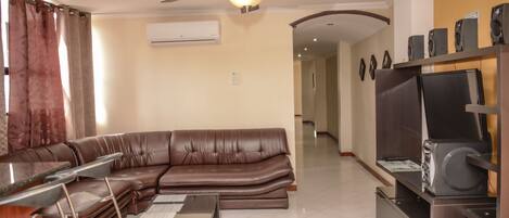 Televisio, DVD-soitin, kirjoja, stereot