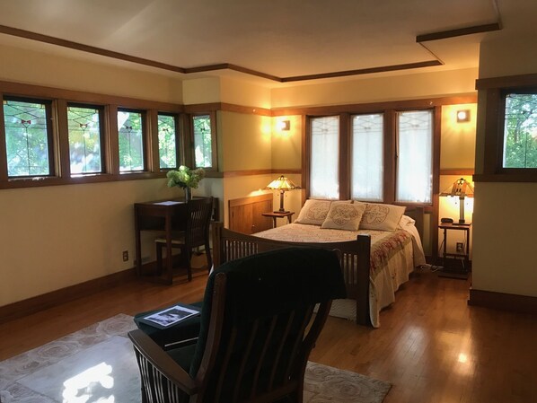 3 bedrooms, desk, iron/ironing board, travel cot - Frank Lloyd Wright-Designed House In Milwaukee, WI, 4 Bed 2.5 Bath, Sleep10 (Milwaukee)
