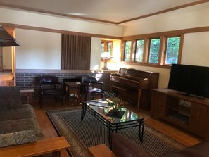 Smart TV, fireplace, DVD player, books - Frank Lloyd Wright-Designed House In Milwaukee, WI, 4 Bed 2.5 Bath, Sleep10 (Milwaukee)