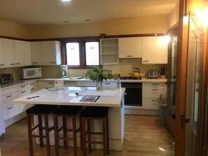 Fridge, microwave, oven, stovetop - Frank Lloyd Wright-Designed House In Milwaukee, WI, 4 Bed 2.5 Bath, Sleep10 (Milwaukee)