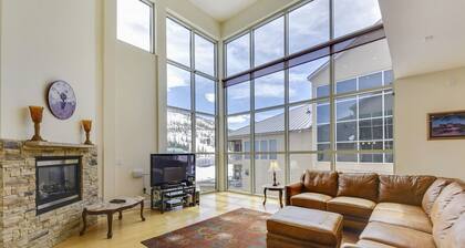 Amplio condominio de 2 pisos con vista, justo al otro lado de la calle desde los ascensores. Diviértete jugando shuffle