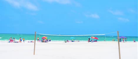 Plage, chaises longues, serviettes de plage