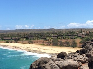 Una playa cerca, sillas reclinables de playa, toallas de playa