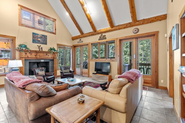 Smart TV, caminetto, lettore DVD, libri