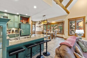 Smart TV, caminetto, lettore DVD, libri