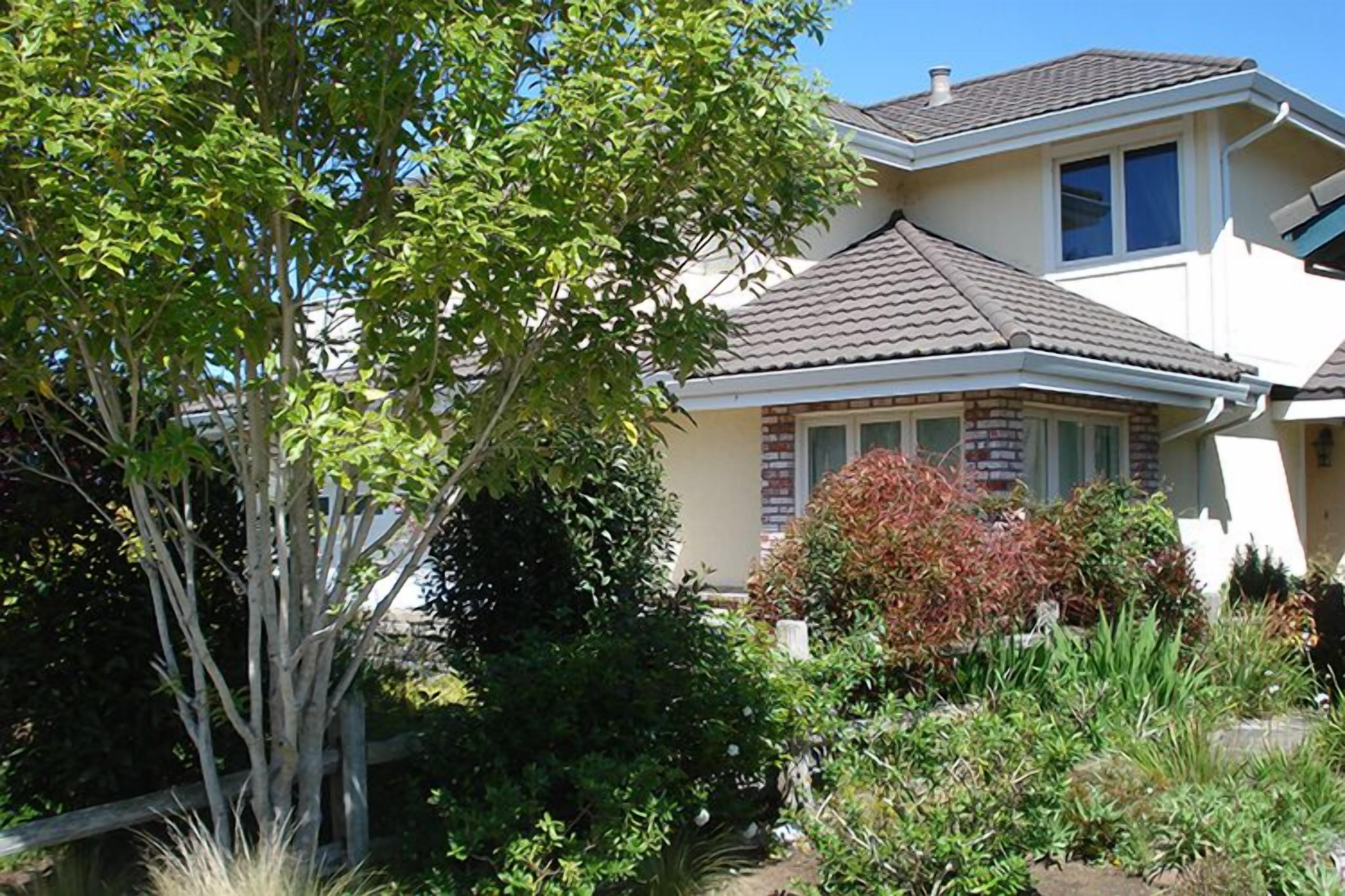 Coastal Comfort with Short Walk to Bluffs and Beach